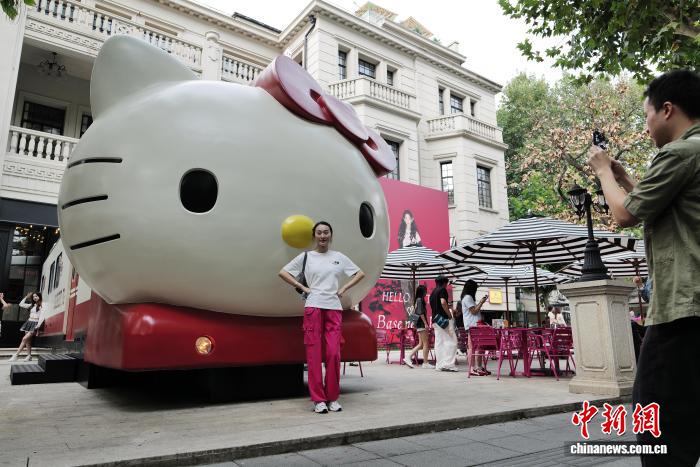 「巨大ハローキテ?！攻譬`マ地下鉄車両と記念寫真を撮影する人々（撮影?殷立勤）。