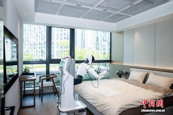 珠海エンボディドAI（人工知能）応用イノベーションセンターでは、エンボディドAIロボットが自ら衣類をたたむ様子。（畫像提供：珠海エンボディドAI応用イノベーションセンター）