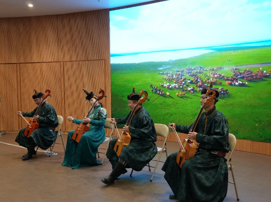 會場で披露された馬頭琴の演奏パフォーマンス（撮影?許可）。