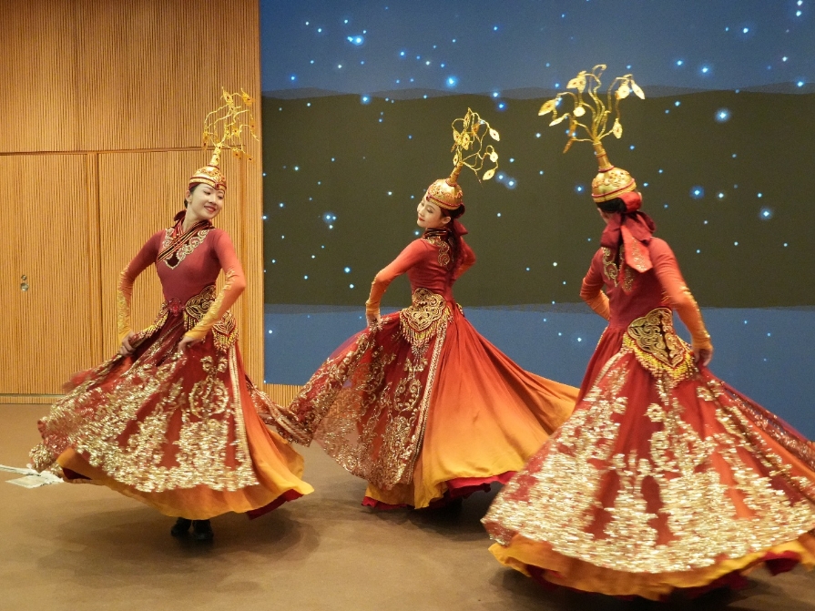 會場で披露された蒙古族のダンスパフォーマンス（撮影?許可）。