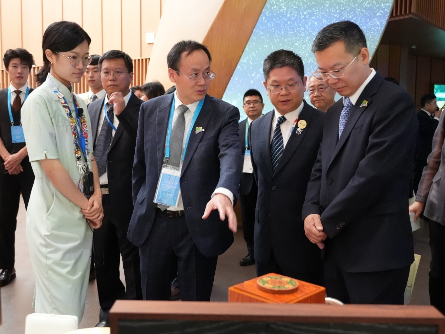 內(nèi)蒙古の展示品を見學(xué)するゲスト（撮影?許可）。