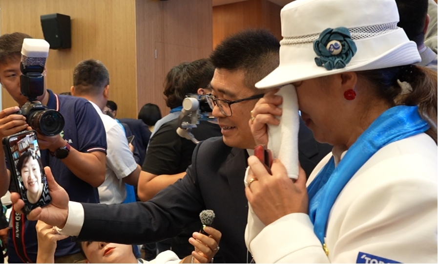 親交のあった中國人の友人とビデオ通話で再會を果たし、涙ぐんだ永野ひかる審議役（寫真右、撮影?許可）。