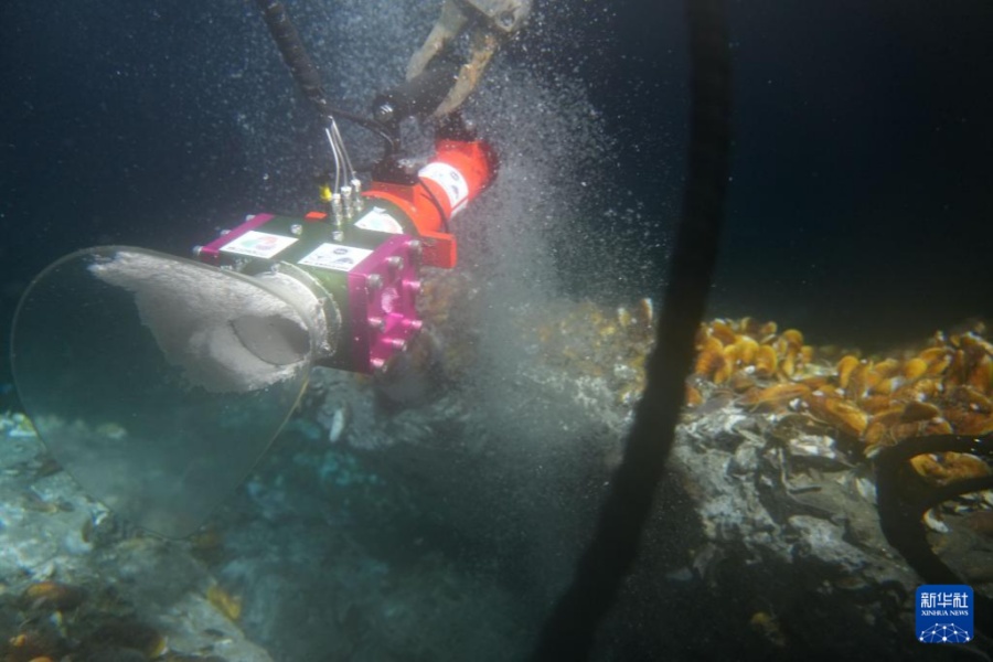 海底の冷泉噴出口で可燃氷を採取する採火裝置（9月18日撮影）。