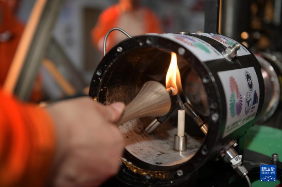 海底1522mの可燃?xì)辘閽?cǎi)火　第15回全國(guó)運(yùn)動(dòng)會(huì)の聖火採(cǎi)火式が開(kāi)催