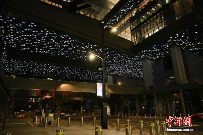 琶洲美居北街には、スマート複合ポールが整然と立ち並んでいる。（撮影?陳楚紅）