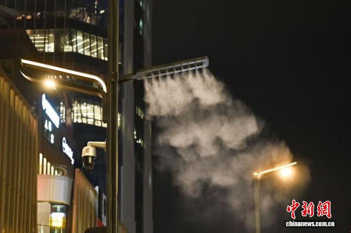 スマート複合ポールはPM2.5の數(shù)値に応じて自動(dòng)でミスト噴射を行い、除塵?冷卻を?qū)g施することもできる。（撮影?陳楚紅）