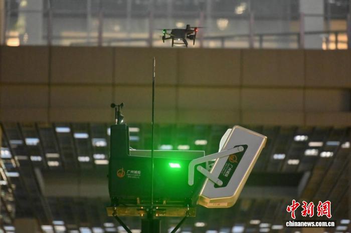 ポールには、ドローンとドローンポートが設(shè)置され、人手による點(diǎn)検作業(yè)を代替する。（撮影?陳楚紅）