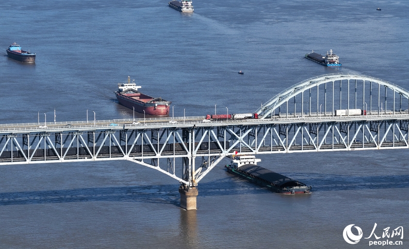 活気を見せる長江の水運　江西省九江
