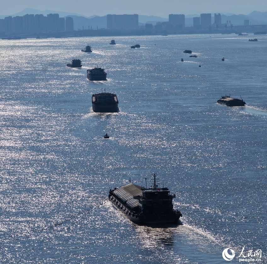 活気を見せる長江の水運(yùn)　江西省九江