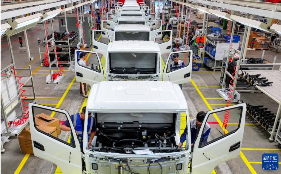 貴州省貴安新區(qū)にある貴州長江汽車有限公司の生産工場で、生産に追われる作業(yè)員（10月9日、ドローンによる撮影?袁福洪）。