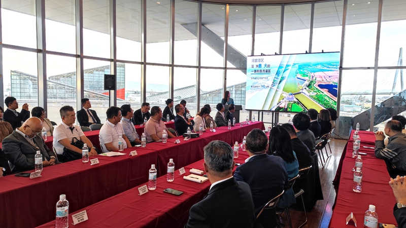 10月10日午後に巴彥淖爾市の代表団が大阪文化館で開催した中日経済貿(mào)易?文化観光交流懇談會の様子（寫真提供?主催者）。