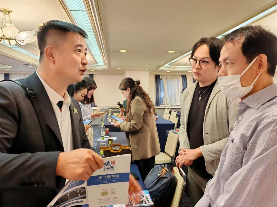 中國(guó)企業(yè)の説明を真剣な面持ちで聞く日本の企業(yè)関係者（寫(xiě)真提供?主催者）。