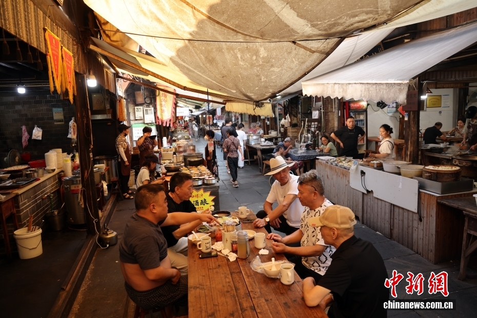 朝から人情味あふれるムード漂う浙江省蘭渓市の游埠古鎮(zhèn)