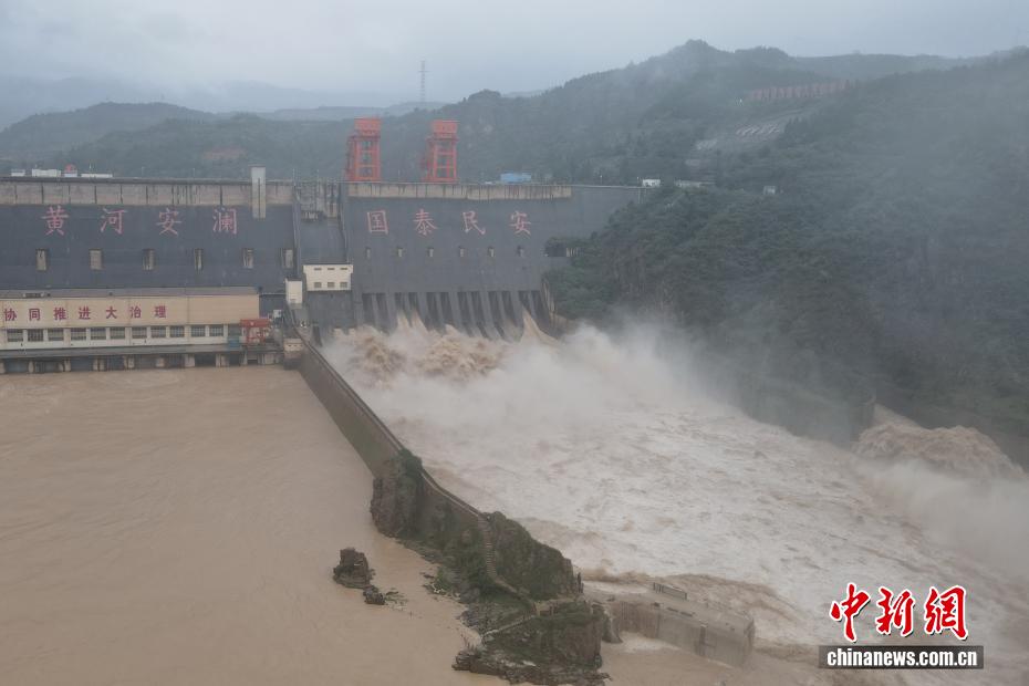 三門峽水利ターミナルでの放流の様子（ドローンによる撮影?梁斌）。
