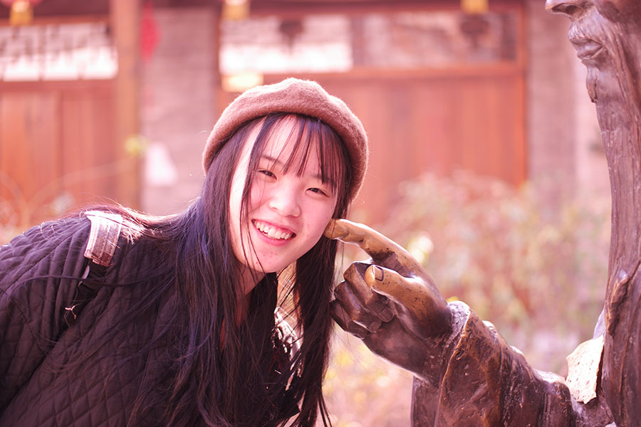 銅像と楽しいひと時を