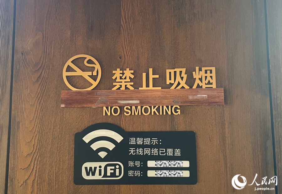 店內(nèi)のネットワーク名とパスワード表示の例（寫真?勝又あや子）