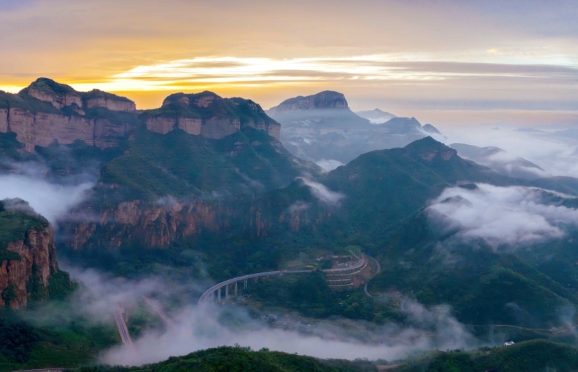 東太行百里畫(huà)廊に広がる美しい雨上がりの雲(yún)?！『颖笔?></a></td></tr><tr><td class=