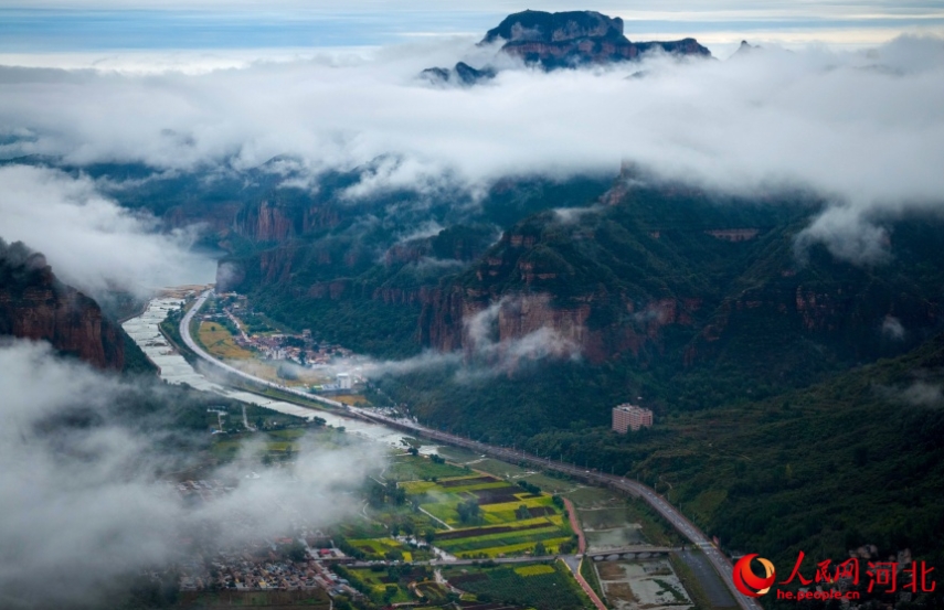 東太行百里畫廊に広がる美しい雨上がりの雲(yún)?！『颖笔?></td></tr><tr><td class=