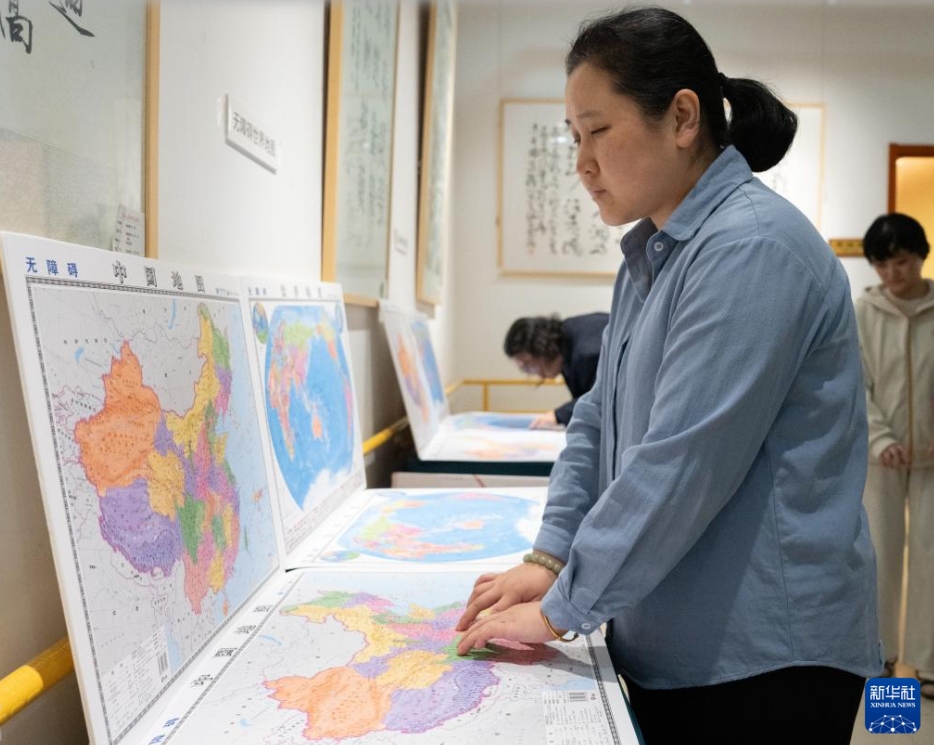 視覚障がい者向け「中國(guó)文明に觸れ、美しい中國(guó)に觸れる」觸覚本が出版　北京