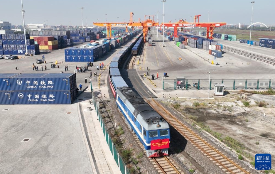 天津から初めて運(yùn)行された國(guó)際定期貨物列車(chē)「中亜班列」（10月13日、ドローンによる撮影?李然）。