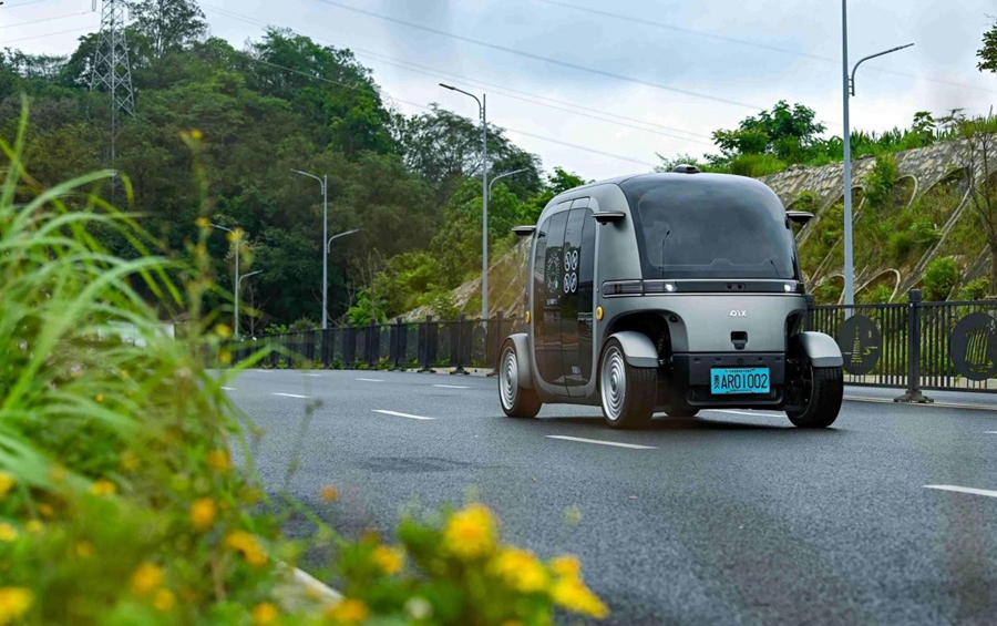 2025年6月22日、貴州省貴陽市花渓大學(xué)城エリアを走行する無人運(yùn)転バス（撮影?賈智／人民図片）。