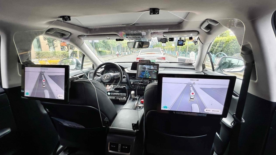 2025年7月28日、上海で開催された「2025世界人工知能大會」でL4レベル自動運(yùn)転を體験する來場者（撮影?陳玉宇／人民図片）。