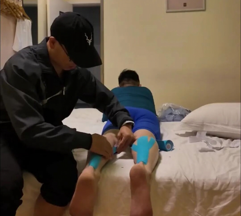 マラソン大會開始前に、ランナーの足をマッサージする伴走者（寫真提供?銭江晩報）。