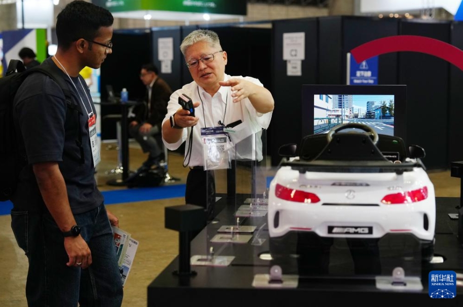 千葉県開催のシーテック2025で、スマート運転技術(shù)を紹介するスタッフ（10月14日撮影?賈浩成）。