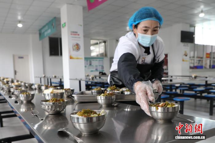 児童36萬人に栄養(yǎng)に富んだ無料の學(xué)校給食　青海省果洛