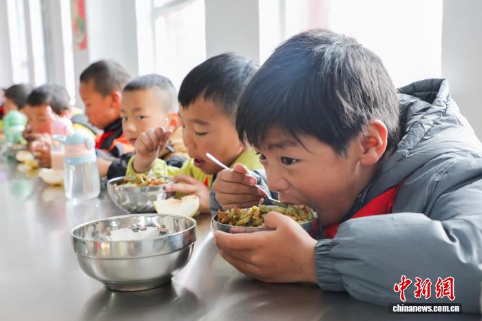 児童36萬(wàn)人に栄養(yǎng)に富んだ無(wú)料の學(xué)校給食　青海省果洛