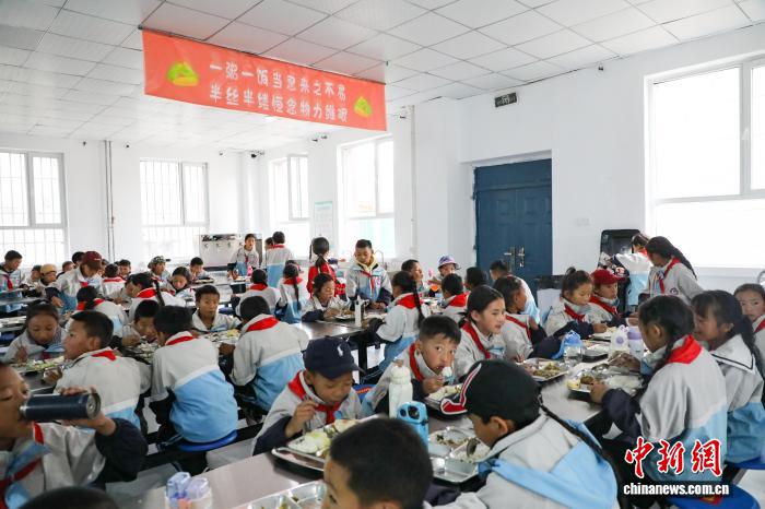 児童36萬(wàn)人に栄養(yǎng)に富んだ無(wú)料の學(xué)校給食　青海省果洛