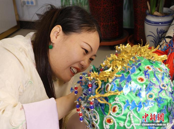 鳳冠を仕上げる王媛嬌さん（撮影?夏暁婷）。