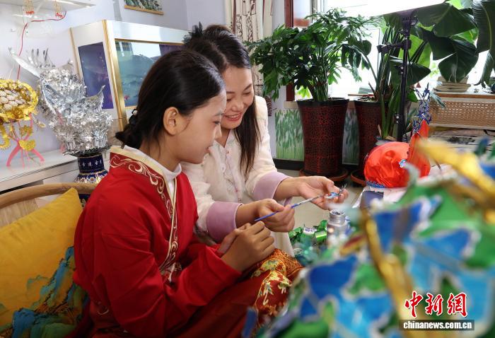 アルミ缶をリサイクルして娘に鳳冠を制作する器用なママ　河北省衡水