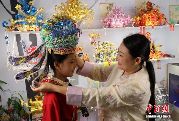 アルミ缶をリサイクルして娘に鳳冠を制作する器用なママ　河北省衡水