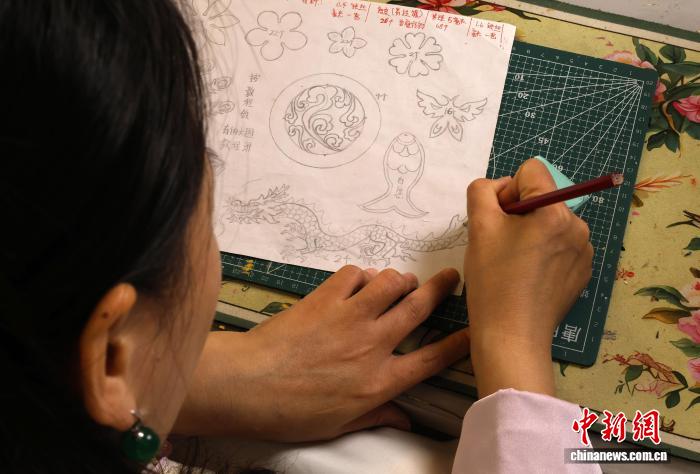 アルミ缶をリサイクルして娘に鳳冠を制作する器用なママ　河北省衡水