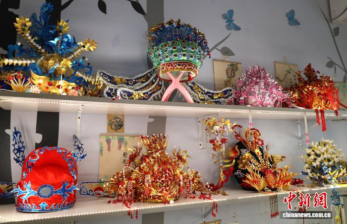 アルミ缶をリサイクルして娘に鳳冠を制作する器用なママ　河北省衡水