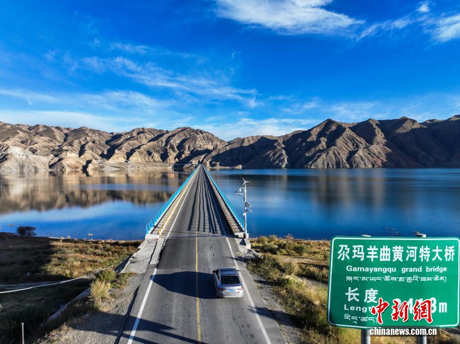 尕瑪羊曲黃河特大橋（ドローンによる撮影?薛蒂）。