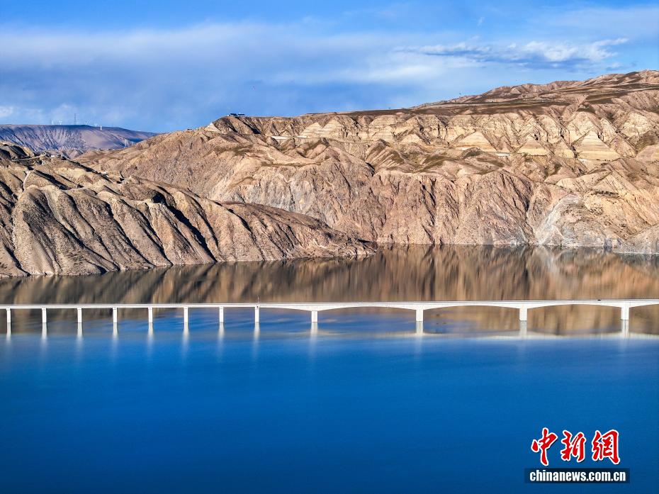 上空から撮影した尕瑪羊曲黃河特大橋　青海省海南蔵族自治州