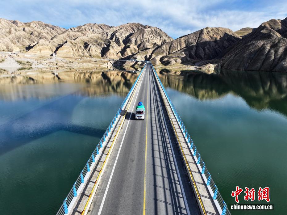 上空から撮影した尕瑪羊曲黃河特大橋　青海省海南蔵族自治州