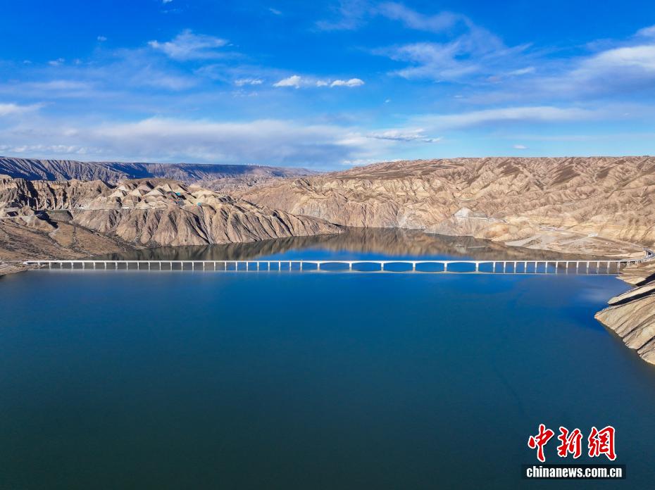上空から撮影した尕瑪羊曲黃河特大橋　青海省海南蔵族自治州