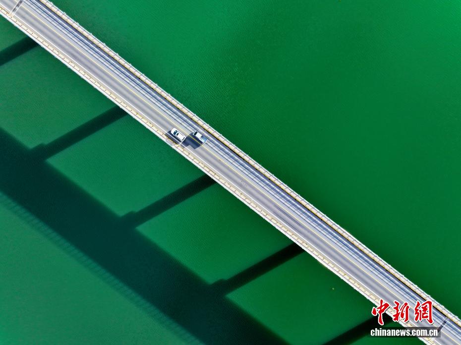 上空から撮影した尕瑪羊曲黃河特大橋　青海省海南蔵族自治州