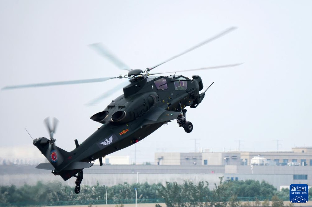 第7回中國天津國際ヘリコプター博覧會の開幕式で、アクロバット飛行を披露する陸軍「風雷」アクロバット飛行隊（10月16日撮影?張永進）。