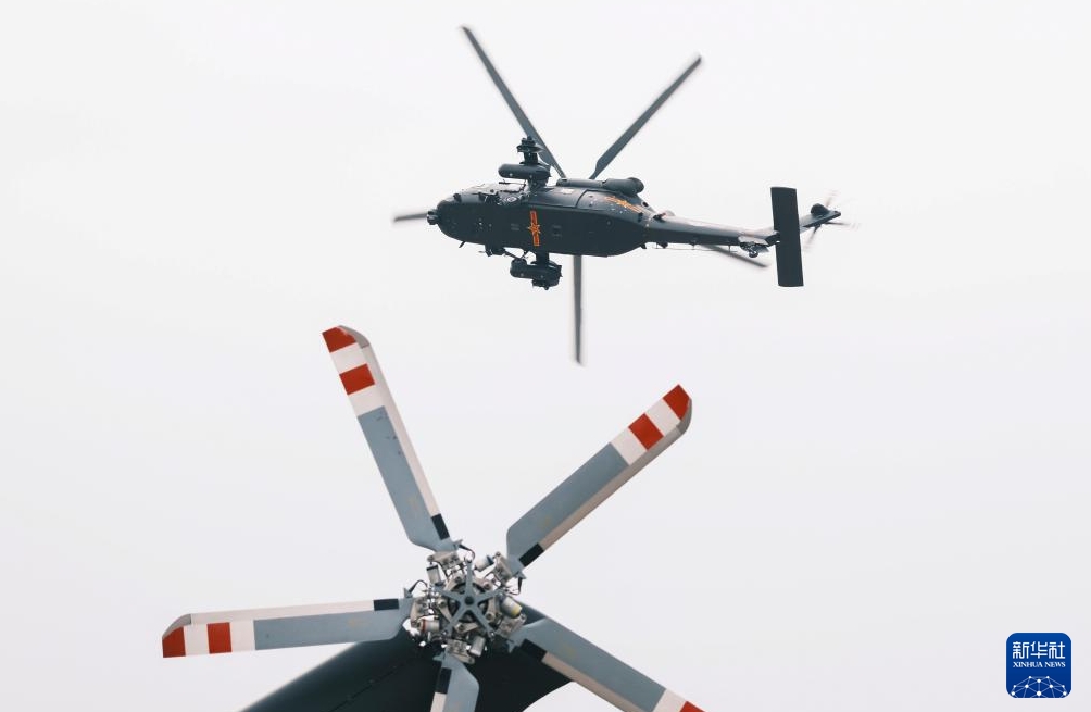 陸軍「風(fēng)雷」アクロバット飛行隊(duì)が第7回天津ヘリコプター博覧會(huì)に登場(chǎng)
