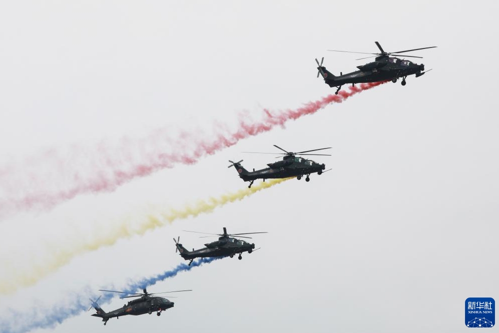 陸軍「風(fēng)雷」アクロバット飛行隊(duì)が第7回天津ヘリコプター博覧會(huì)に登場