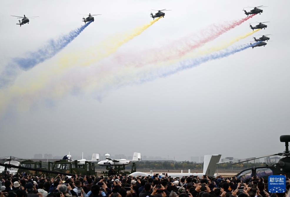 陸軍「風雷」アクロバット飛行隊が第7回天津ヘリコプター博覧會に登場
