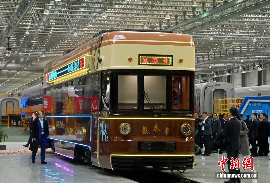 中國初の水素燃料の観光列車「氫春號」の外観（撮影?張瑤）。