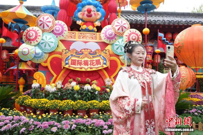 清明上河園で「第14回國際菊花展」が開幕　河南省開封