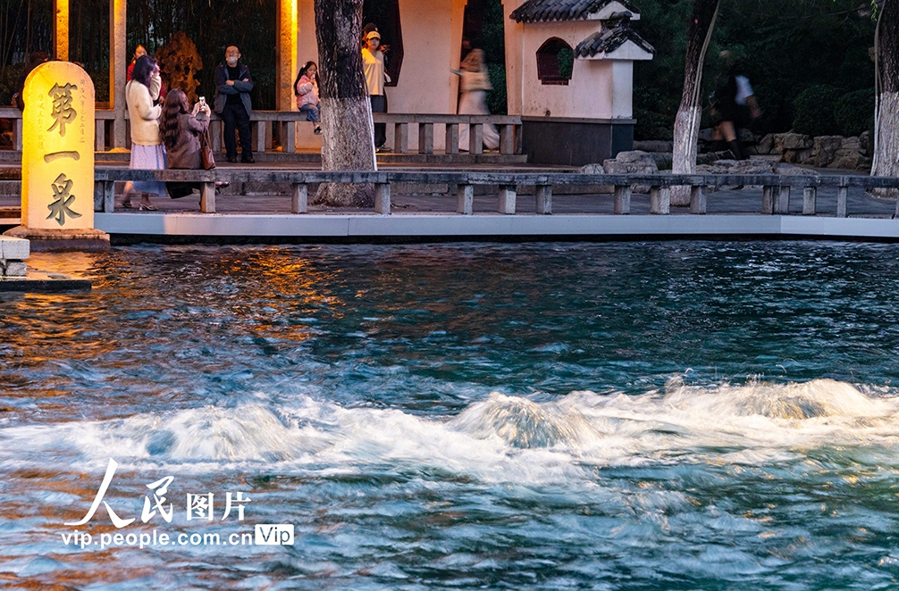 湧水が勢いよく湧き出す景観が再び現(xiàn)れた趵突泉 　山東省済南