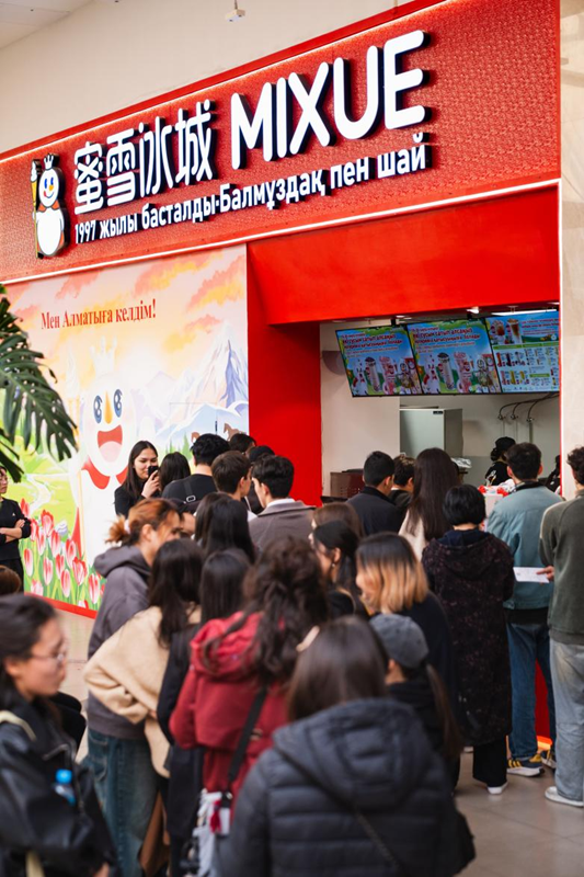 今年4月、カザフスタン?アルマトイにオープンした蜜雪冰城（MIXUE）の中央アジア初店舗（寫真提供?蜜雪グループ）