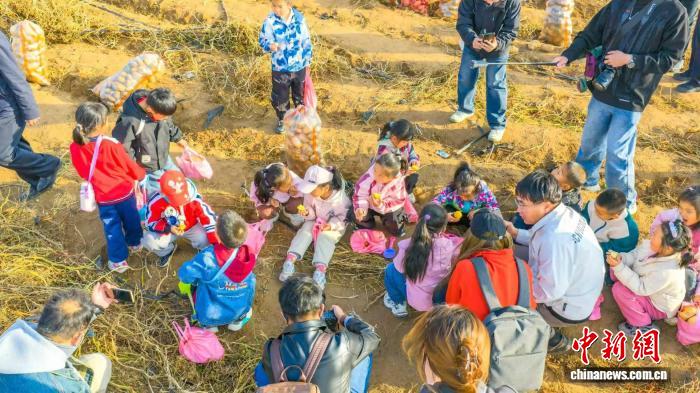 呼和浩特（フフホト）市武川県の畑で「小さい秋を見つけた」子供たち（撮影?楽炎）。